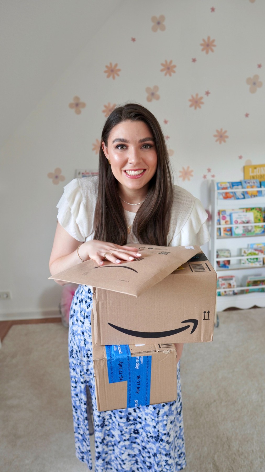 Antonia Toni Boersch mit Produktpaketen